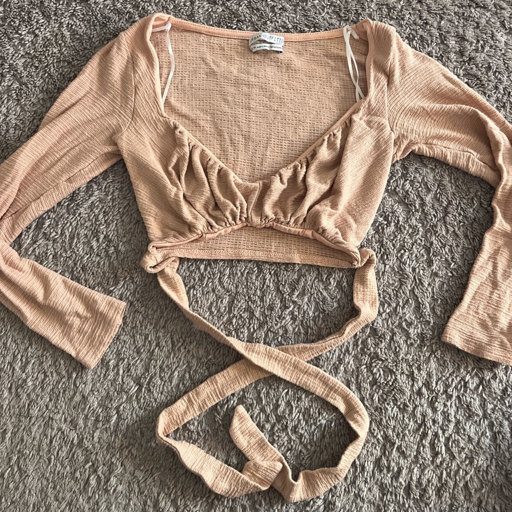 urban outfitters light pink long sleeve crop top